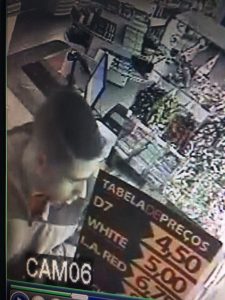 Na foto divulgada pela polícia, aparece o homem que seria o responsável por balear o frentista