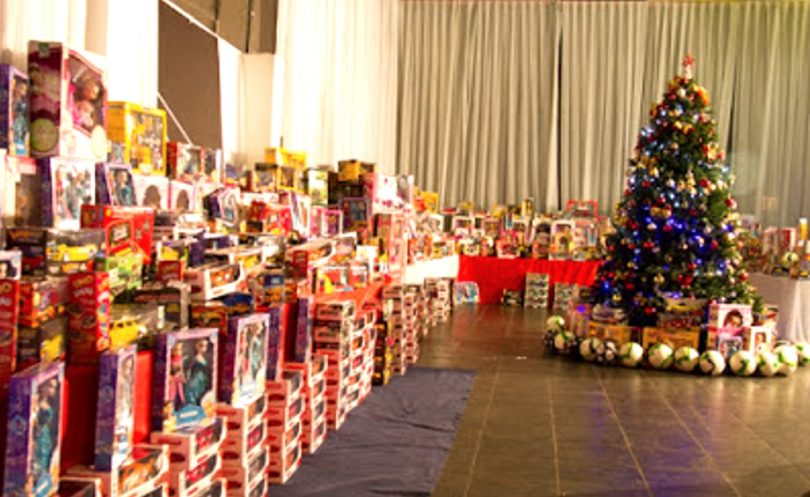 Grupo de amigos enfatiza verdadeiro sentido do Natal e faz distribuição de  presentes - Tamoios News