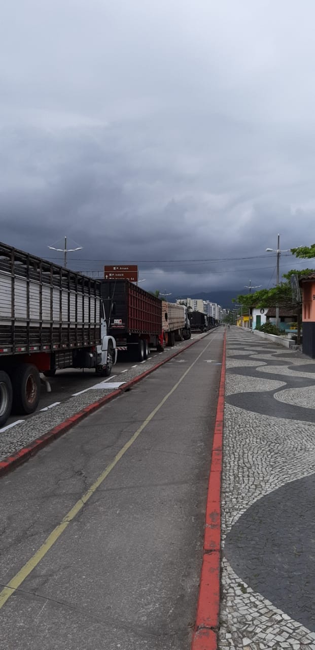 Carretas estacionadas na orla de Caraguá